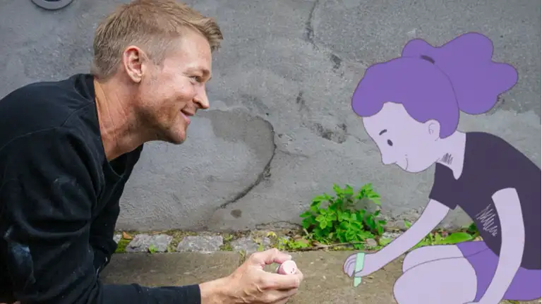 Mand tegner med kridt