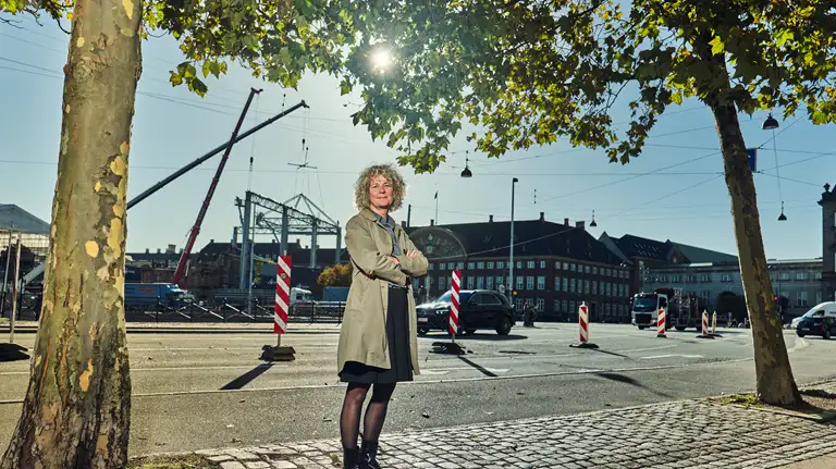 Et billede af Lise Aaen foran bebyggelse